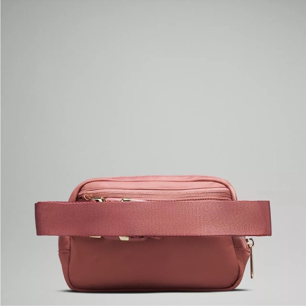 NWT Lululemon Everywhere Belt Bag
Spiced Chai Metal Hardware Spiced Chai/Gold - Picture 3 of 8
